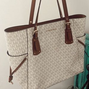 Michael Kors Voyager Tote Bag